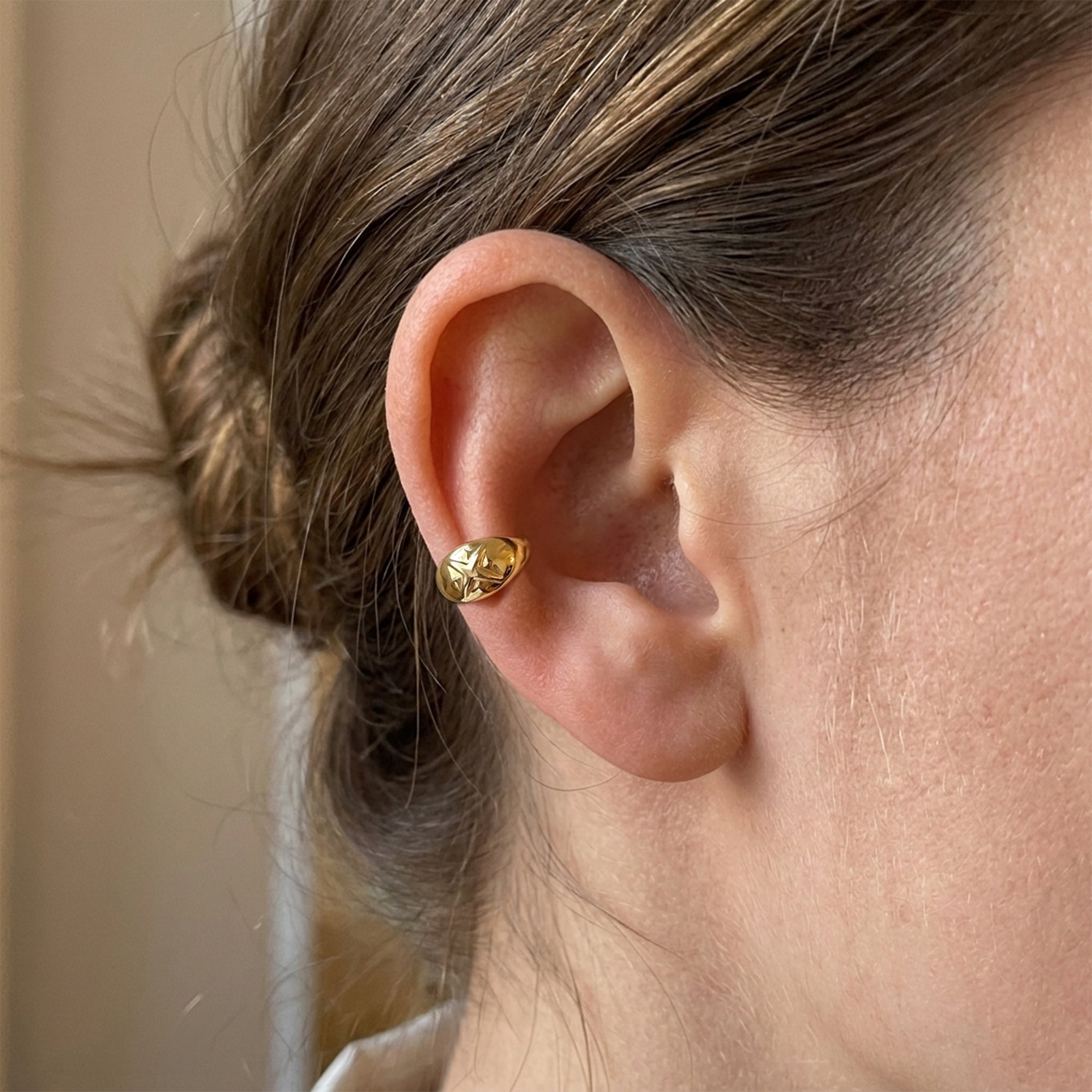 Embossed Star Dome Ear Cuff EC-1359